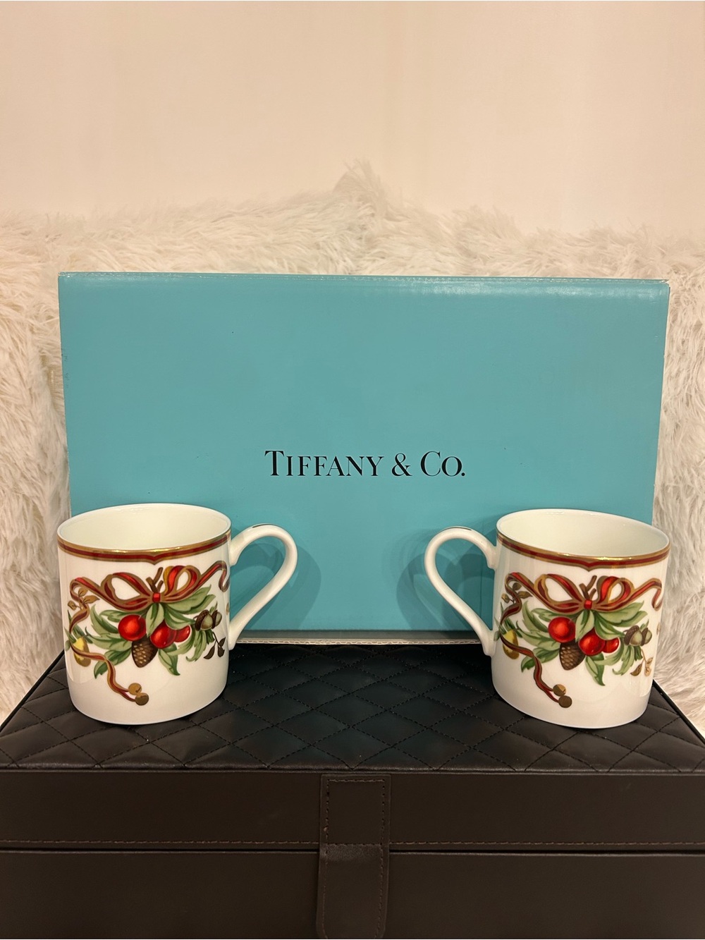 Tiffany & Co Christmas Garland Berries Ribbon Holiday Mug Set - Auth. w/box EUC
